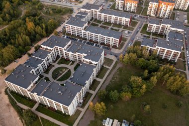 Sonbahar günbatımında yeni apartman kompleksinin insansız hava aracı fotoğrafları