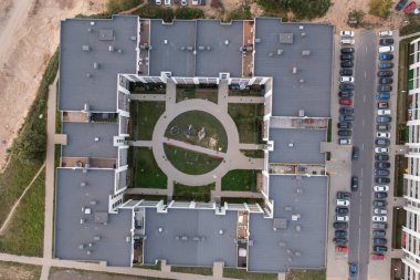 Sonbahar günbatımında yeni apartman kompleksinin insansız hava aracı fotoğrafları