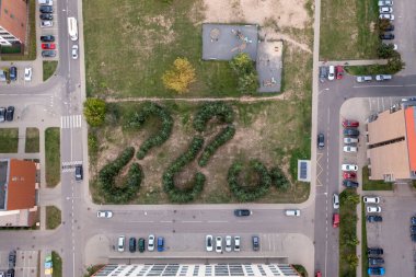 Sonbahar günbatımında sis labirentinin drone fotoğrafçılığı.