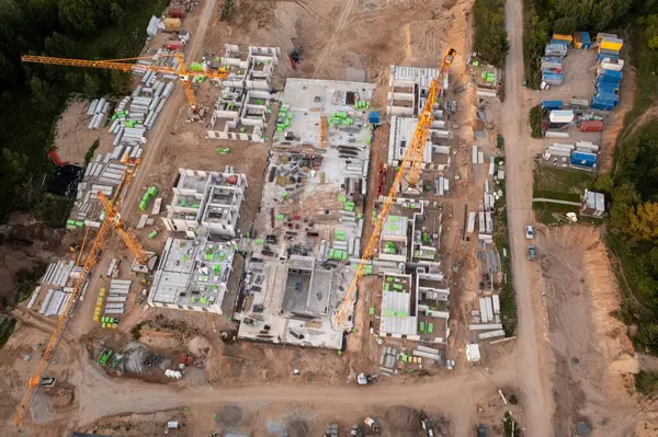 Sonbahar günbatımında yeni binaların insansız hava aracı fotoğrafçılığı şantiyesi