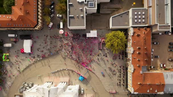 Zdjęcia Dronów Sprzed Maratonu Rozgrzewają Się Centrum Miasta Jesienny Dzień — Wideo stockowe