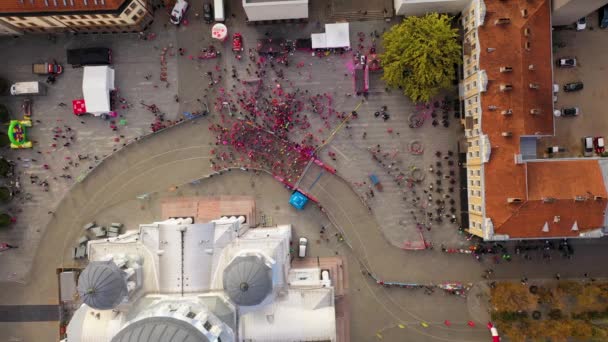 Drónfelvételek Maratoni Indulásról Egy Belvárosban Ősszel — Stock videók