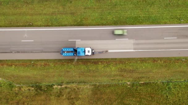 秋季多云天气下 卡车在公路上拆除路标的无人机画面 — 图库视频影像
