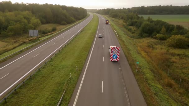 Безпілотні Кадри Вантажівок Знімають Дорожні Знаки Шосе Осінній Хмарний День — стокове відео