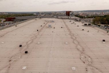 Bulutlu sonbahar gününde büyük alışveriş merkezinin çatısının insansız hava aracı fotoğrafçılığı