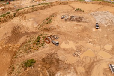 Sonbahar günü büyük inşaat sahaları ve inşaat makinelerinin insansız hava aracı fotoğrafları