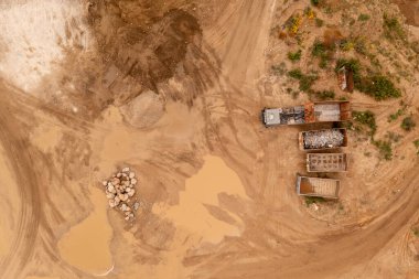 Sonbahar günü büyük inşaat sahaları ve inşaat makinelerinin insansız hava aracı fotoğrafları