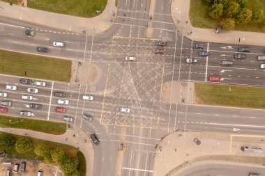 Sonbahar günü şehirde büyük bir kavşağın drone fotoğrafçılığı