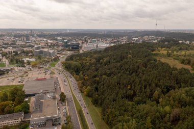 Sonbahar günü şehir ve ormanın insansız hava aracı fotoğrafçılığı