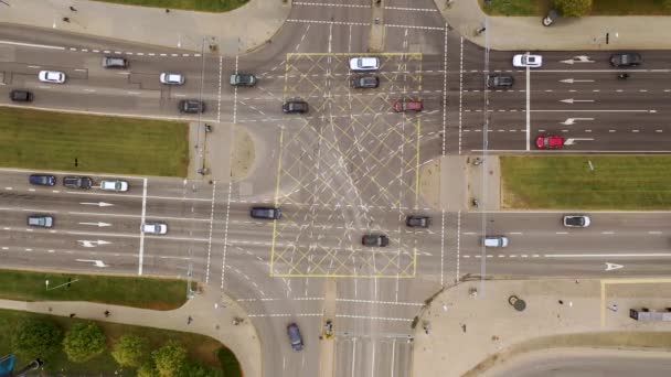 秋日期间城市大型交叉口的无人机画面 — 图库视频影像