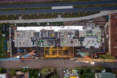 Sonbahar bulutlu bir günde şehrin ortasındaki yüksek binaların insansız hava aracı fotoğrafları.