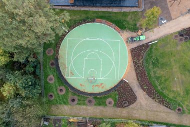 Sonbahar günü küçük basketbol sahasının drone fotoğrafçılığı