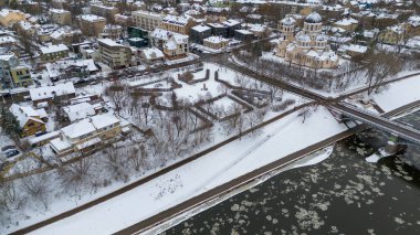 Kış günü şehirde küçük bir parkın insansız hava aracı fotoğrafçılığı