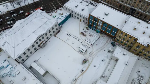 Kışın inşaat alanının neredeyse tamamlanmış insansız hava aracı fotoğrafçılığı