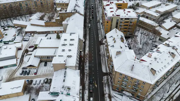 Şehir sokaklarının ve etrafındaki binaların kış boyunca karla çekilmiş insansız hava aracı fotoğrafları.