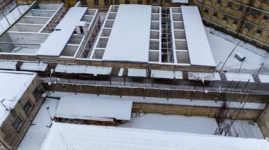 Kış günü eski hapishane arka bahçesinin insansız hava aracı fotoğrafları