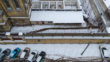 Kış günü eski hapishane arka bahçesinin insansız hava aracı fotoğrafları