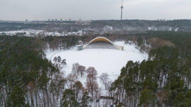 Orman Şehir Parkı 'nın ortasındaki bir sahnenin insansız hava aracı fotoğrafları.