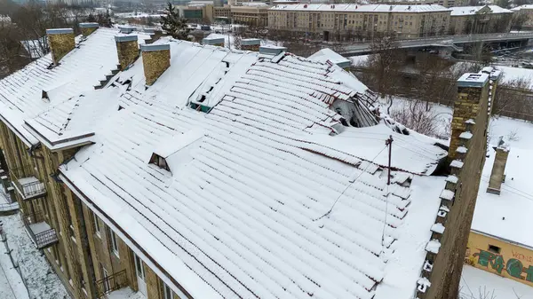 Kışın çatısı kırık bir binanın insansız hava aracı fotoğrafçılığı