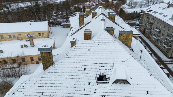 Kışın çatısı kırık bir binanın insansız hava aracı fotoğrafçılığı