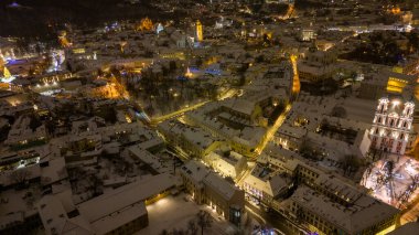 Karlı gecelerde kış şehirlerinin insansız hava aracı görüntüleri