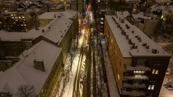 Karlı kış gecelerinde şehir sokağının insansız hava aracı fotoğrafçılığı