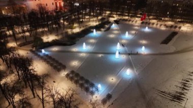 Karlı kış gecelerinde şehir merkezindeki bir plazanın insansız hava aracı görüntüleri.