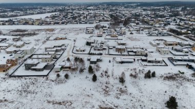 Kışın bulutlu bir günde şehrin banliyölerindeki modern evlerin insansız hava aracı fotoğrafçılığı