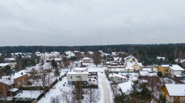 Kışın bulutlu bir günde şehrin banliyölerindeki modern evlerin insansız hava aracı fotoğrafçılığı