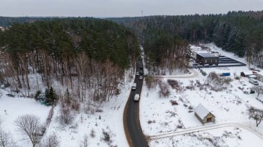 Kışın bulutlu bir günde şehrin banliyölerindeki modern evlerin insansız hava aracı fotoğrafçılığı