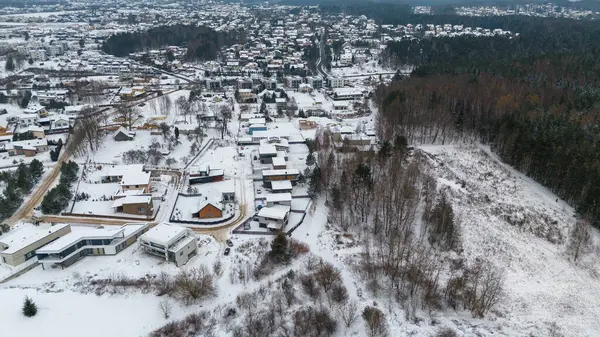Kışın bulutlu bir günde şehrin banliyölerindeki modern evlerin insansız hava aracı fotoğrafçılığı