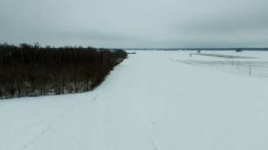 Drone fotoğrafçılığı ya da bulutlu kış gününde kar ve buzla kaplı kırsal tarım arazileri