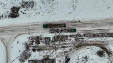 Kışın tomruk taşıyan tomruk kamyonunun drone görüntüleri.