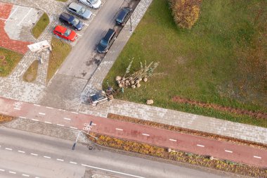 Sonbahar güneşli günlerinde kaldırım kenarında ağaç dikmeye hazırlanan insansız hava aracı fotoğrafları.