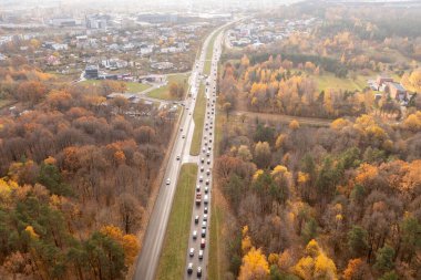 Sonbahar güneşli bir günde yüksek yoğunluklu bir yolda trafik sıkışıklığının insansız hava aracı fotoğrafçılığı
