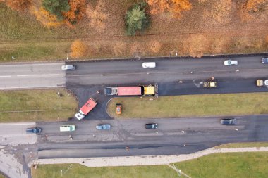 Bu yüzden sonbahar güneşli bir günde insansız hava aracı fotoğrafçılığı veya yol yapımı ve büyük bir trafik sıkışıklığı yaşanıyor.