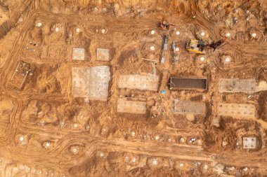 İnşaat alanının ve inşaat makinelerinin sonbahar güneşli günlerinde dağıtım yapan insansız hava aracı fotoğrafları.