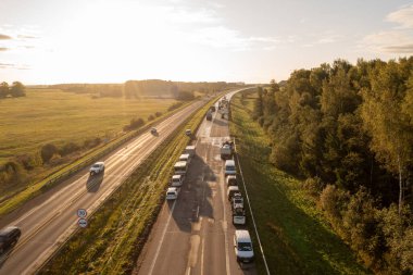 Güneşli bir sonbahar sabahı ağır endüstriyel makinelerle otoyol tamirinin insansız hava aracı görüntüleri