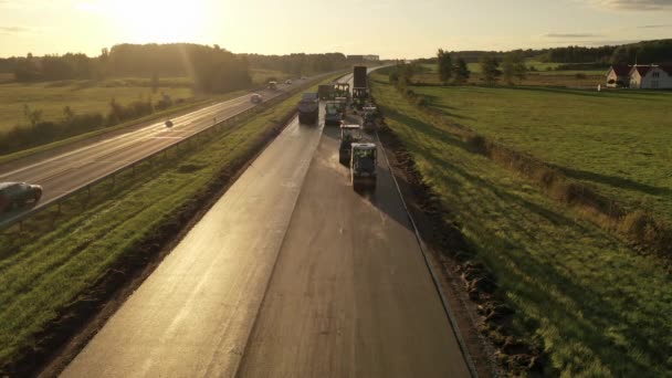阳光明媚的秋日早晨用重型机械维修公路的无人机镜头 — 图库视频影像