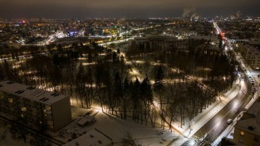 Kış karlı gecelerinde şehirdeki bir parkın insansız hava aracı fotoğrafları.