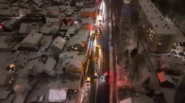 Kış karlı gecelerde acil durum nedeniyle polis aracının sokağa girişini kısıtlayan drone görüntüleri.