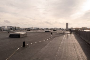 Sonbahar güneşli sabahları havalandırma makineleriyle büyük bir ticari binanın drone fotoğrafları.