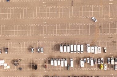 Sonbahar güneşli sabahında park halindeki büyük otoparkların insansız hava aracı fotoğrafları.