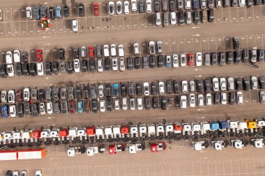 Sonbahar güneşli sabahında park halindeki büyük otoparkların insansız hava aracı fotoğrafları.