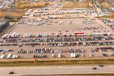 Sonbahar güneşli sabahında park halindeki büyük otoparkların insansız hava aracı fotoğrafları.
