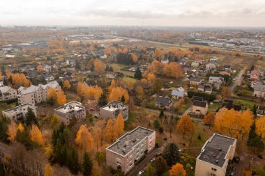 Şehrin kenar mahallelerinin sonbahar güneşli günlerinde düşük yoğunluklu evleri olan insansız hava aracı fotoğrafları.