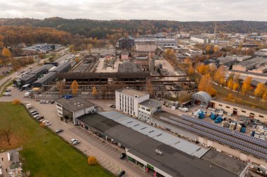 Sonbahar güneşli bir günde şehrin eski sanayi bölgesinin insansız hava aracı fotoğrafçılığı