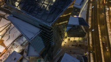 İnsansız hava aracı fotoğrafçılığı kış gecelerinde bir şehirde yüksek bir bina.