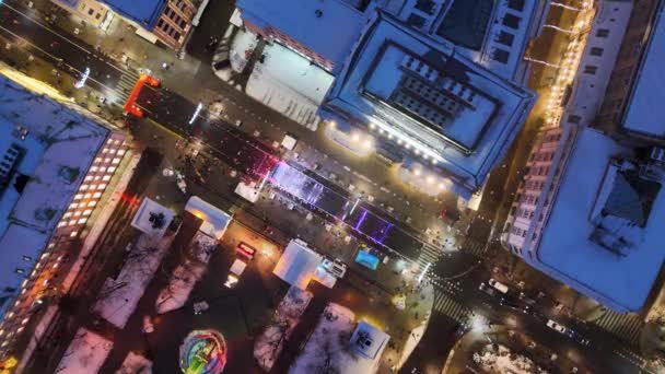 Dron Záběry Běžecké Události Starém Městě Během Oblačné Zimní Noci — Stock video