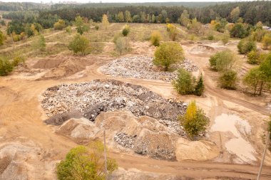 Sonbahar bulutlu gününde yeni inşaat atık sahasının insansız hava aracı fotoğrafları